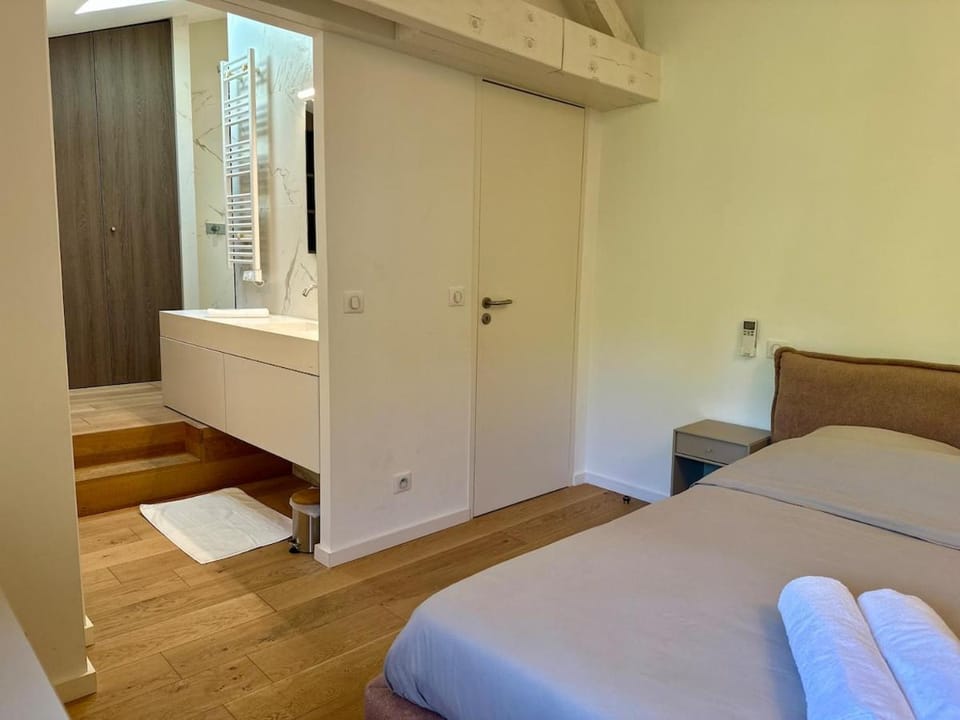 Bed, Photo of the whole room