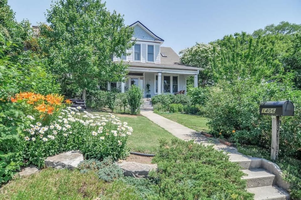 The Hummingbird Retreat by Stay Local Nashville Apartment in Nashville