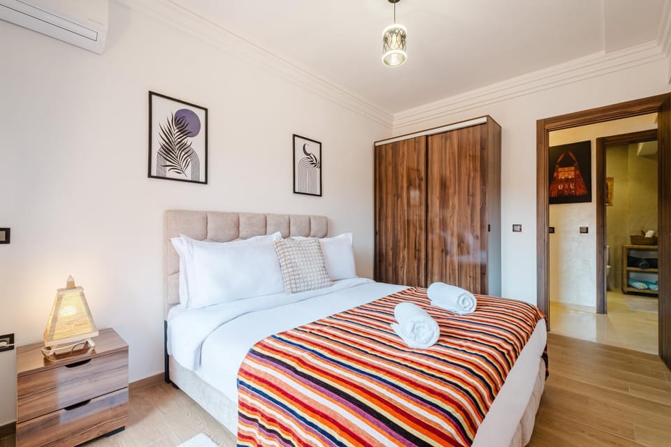 Bed, Photo of the whole room, Bedroom, towels