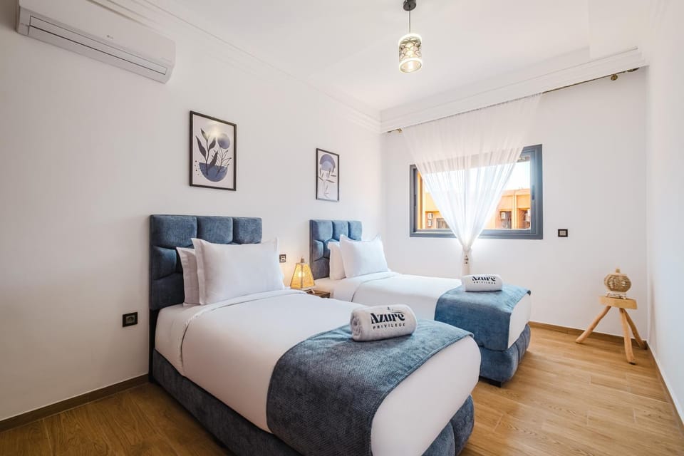 Bed, Living room, Photo of the whole room, Seating area, Bedroom, towels, air conditioner
