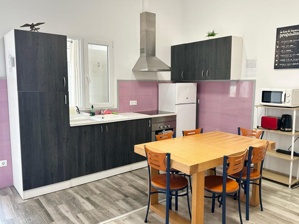 Kitchen or kitchenette, Dining area, stove, toaster
