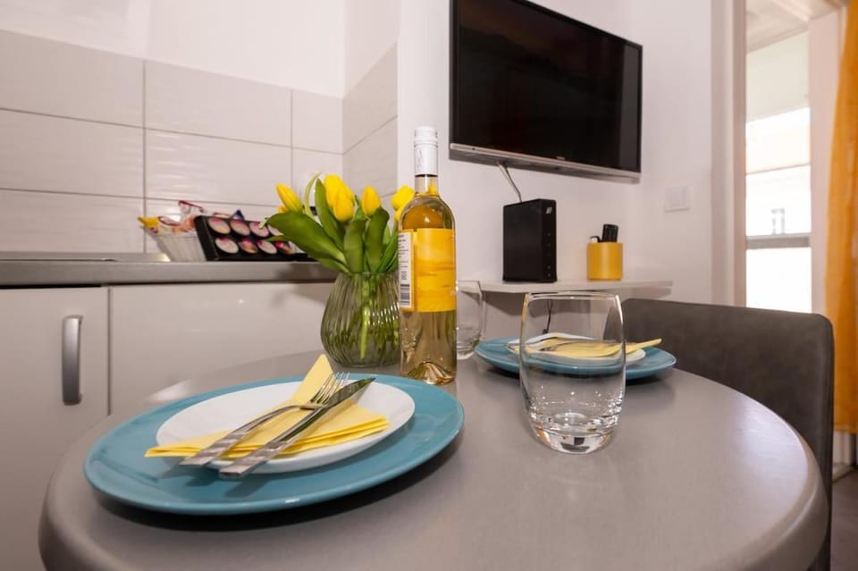 TV and multimedia, Kitchen or kitchenette, Food and drinks, Dining area, Food, Drinks
