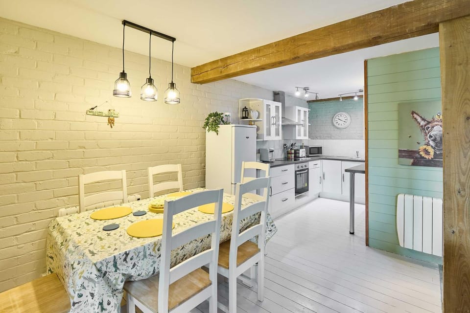 Kitchen or kitchenette, Dining area, stove