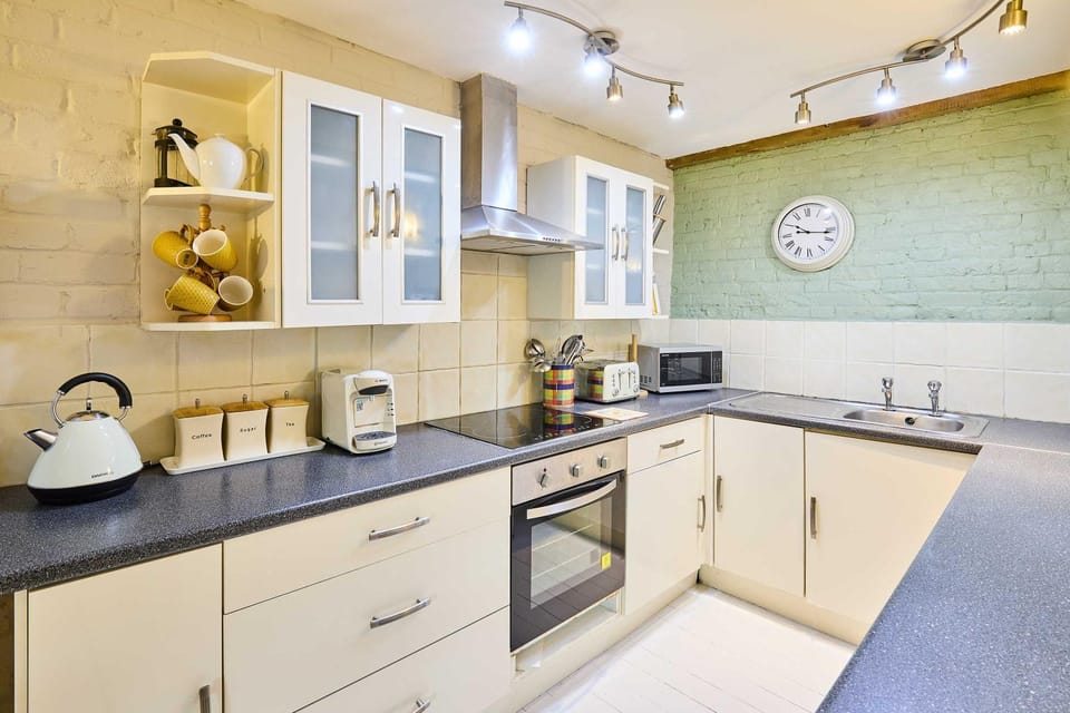 Coffee/tea facilities, Kitchen or kitchenette, stove, toaster