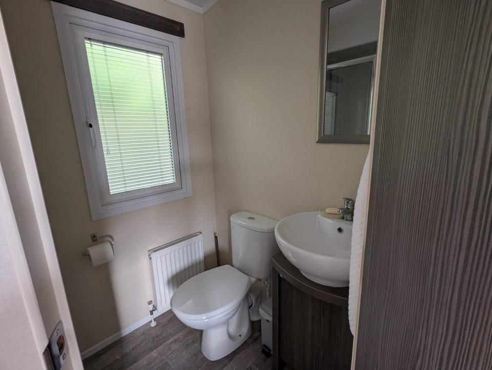 2-Bed Ringwood Cabin - incl Park Pass SelfCheckin Cabin in East Dorset District