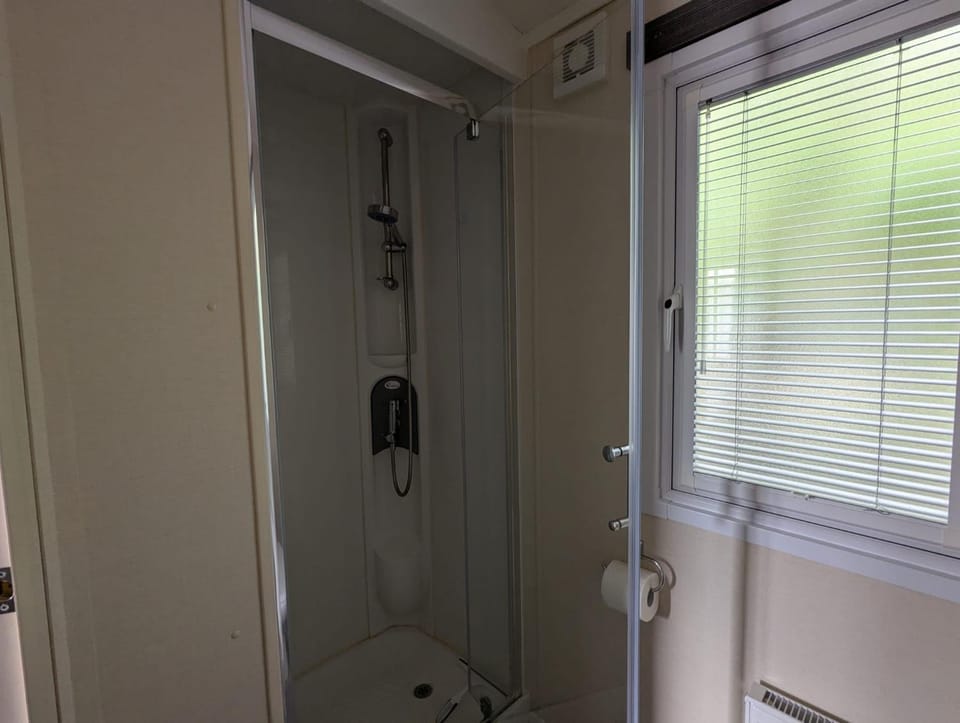 2-Bed Ringwood Cabin - incl Park Pass SelfCheckin Cabin in East Dorset District