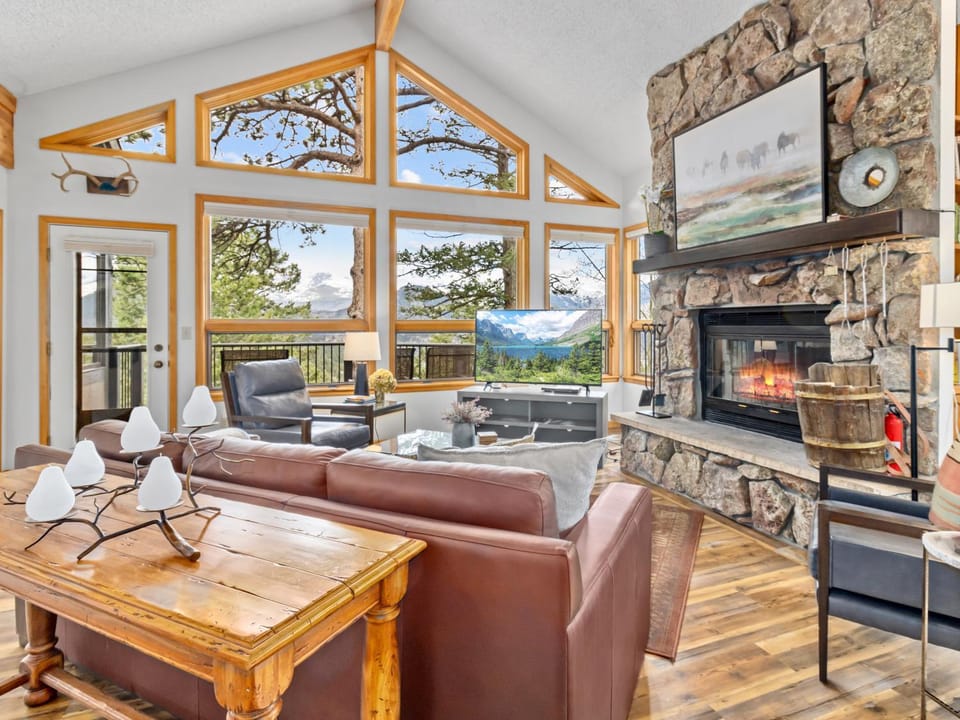 Montane Luxury Vacation Rental at Windcliff home House in Estes Park