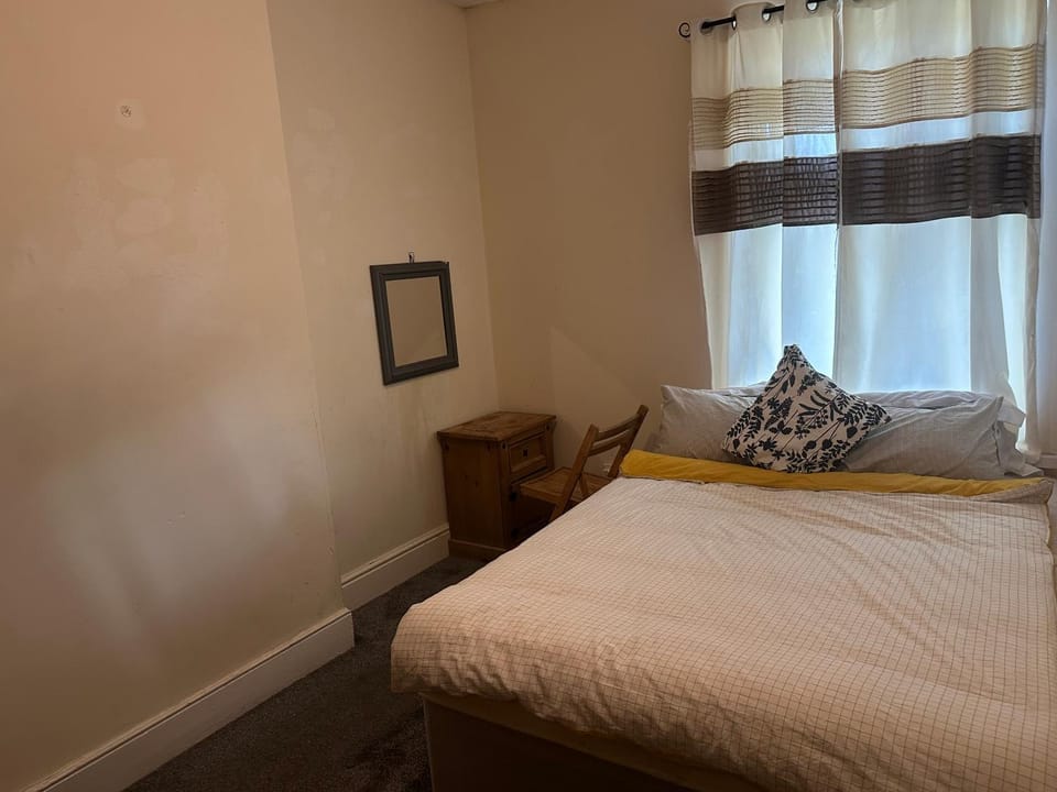 Spacious One Bed at Smethwick, Birmingham - WiFi & Free Parking Apartment in Oldbury