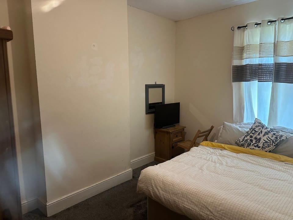 Spacious One Bed at Smethwick, Birmingham - WiFi & Free Parking Apartment in Oldbury