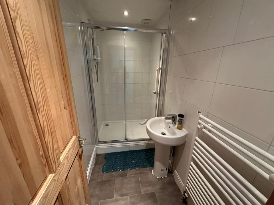 Spacious One Bed at Smethwick, Birmingham - WiFi & Free Parking Apartment in Oldbury