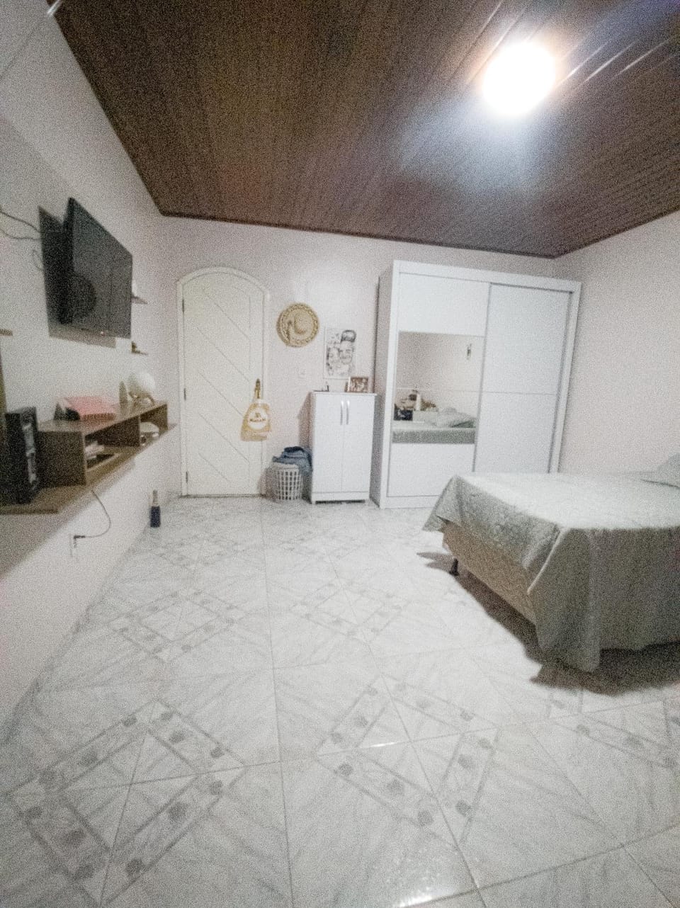 Bed, TV and multimedia, Photo of the whole room, Bedroom