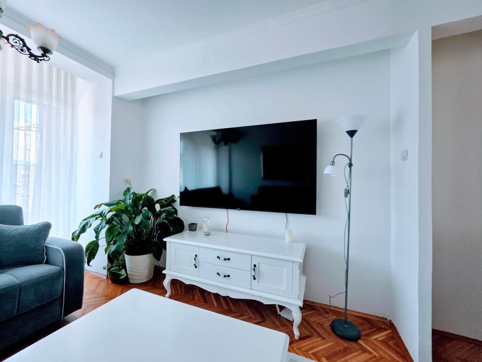 Communal lounge/ TV room, Bed, TV and multimedia, Living room, Photo of the whole room, Seating area, Evening entertainment