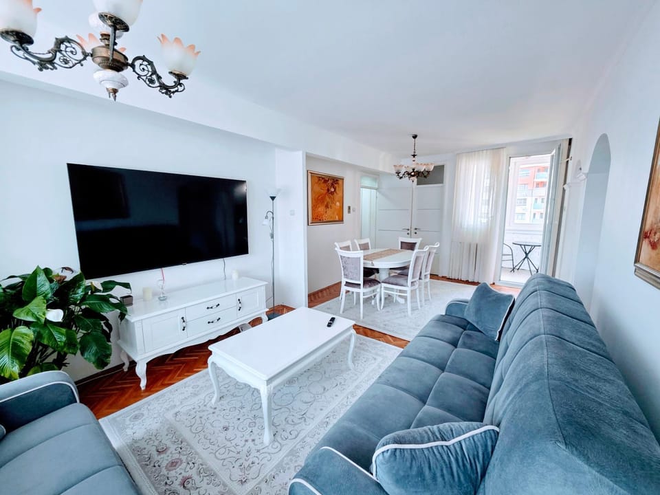 Communal lounge/ TV room, TV and multimedia, Living room, Seating area, Evening entertainment