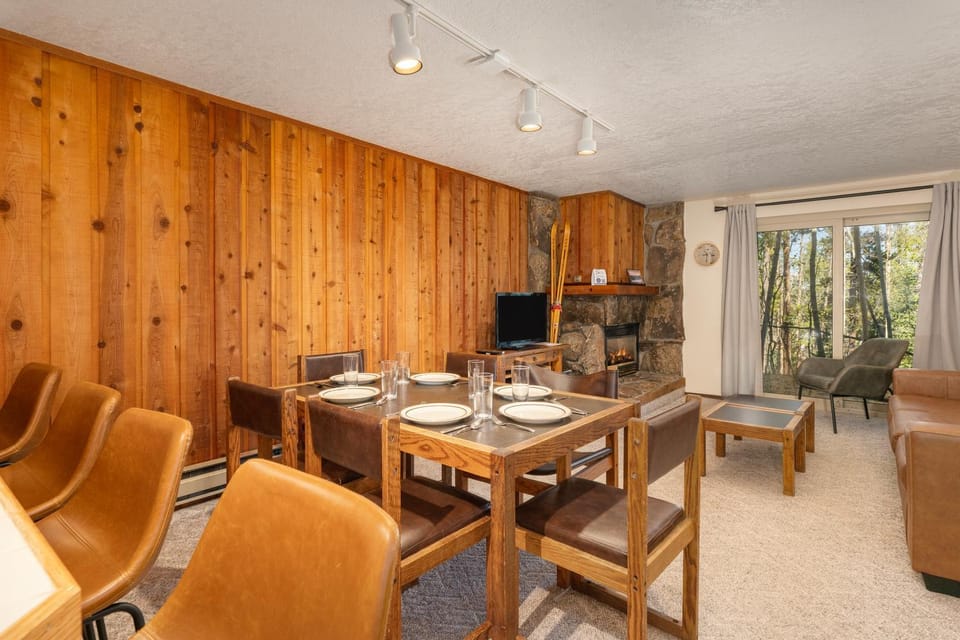 TV and multimedia, Living room, Seating area, Dining area, fireplace, furniture