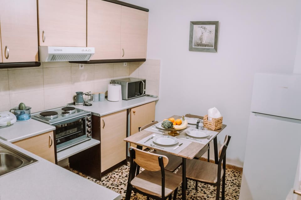 Kitchen or kitchenette, Food and drinks, Food, oven, stove