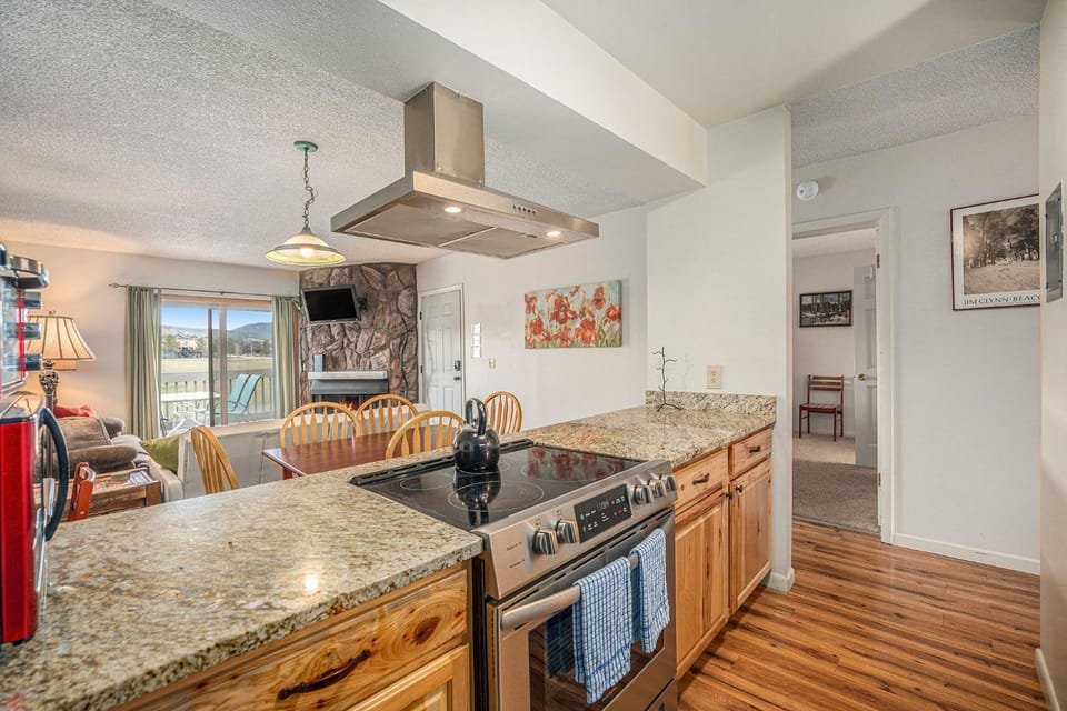 Townhouse w hot tub, gym & pool House in Fraser