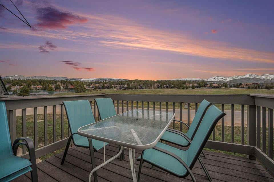 Townhouse w hot tub, gym & pool House in Fraser