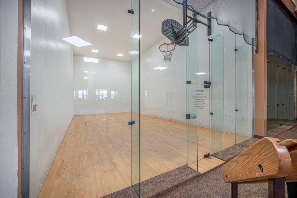 Townhouse w hot tub, gym & pool House in Fraser