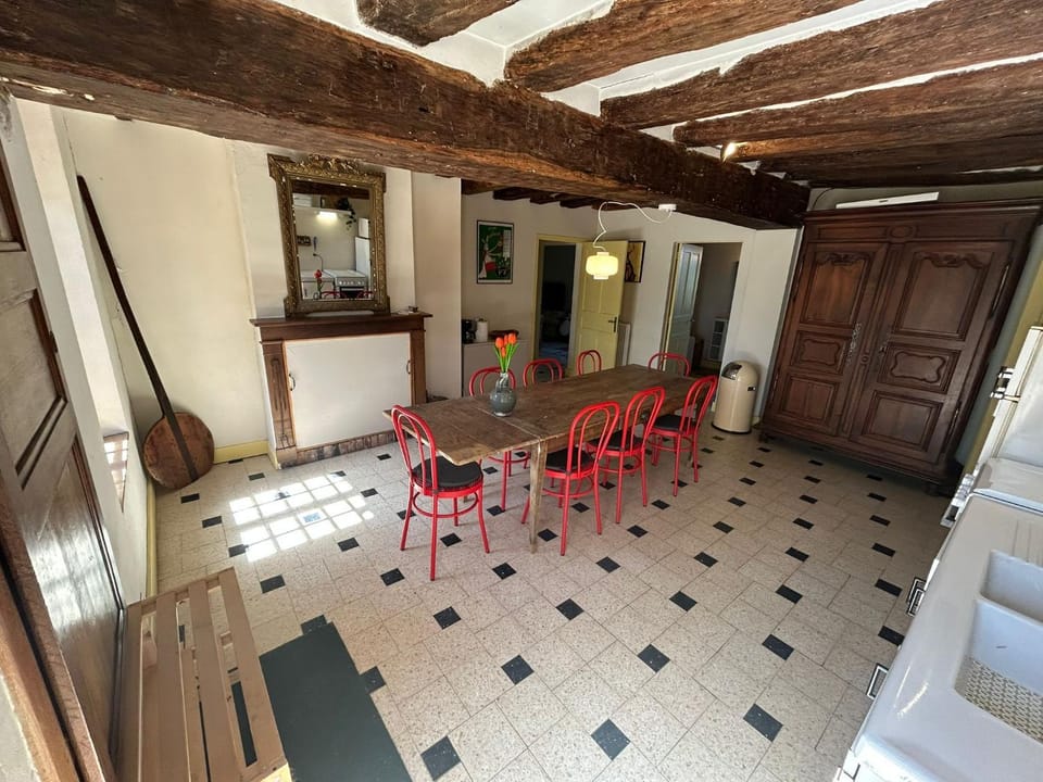 Kitchen or kitchenette, Dining area