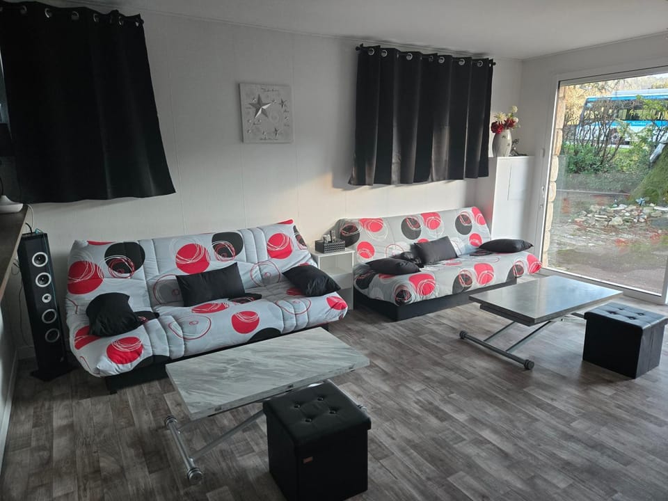 Chambres avec salle d eau, wc, cuisine, salon et jardin partagés Vacation rental in Provence