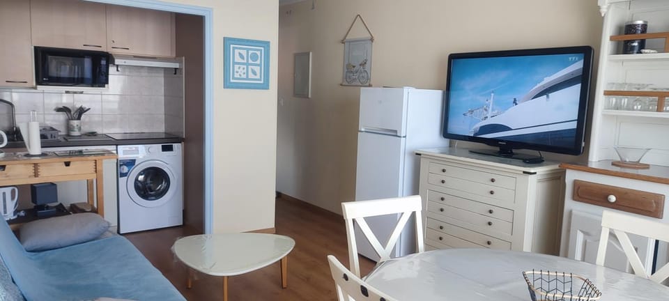Kitchen or kitchenette, Living room, Dining area, dishwasher, oven, stove, toaster, washing machine, dryer