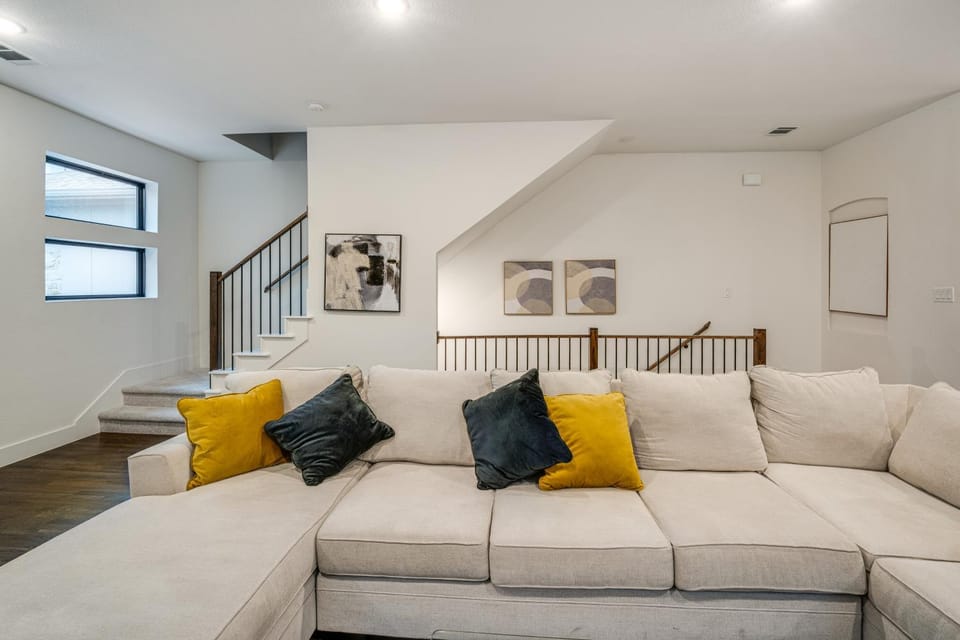 10 Mi to Dtwn Dallas: Sleek Retreat w/ Balcony House in Dallas