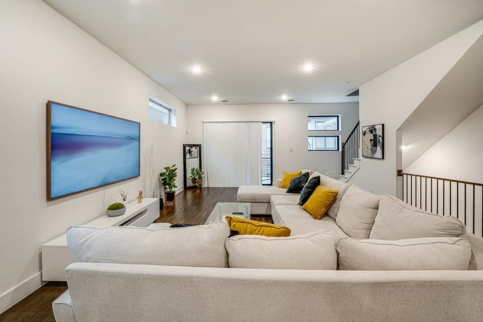 10 Mi to Dtwn Dallas: Sleek Retreat w/ Balcony House in Dallas