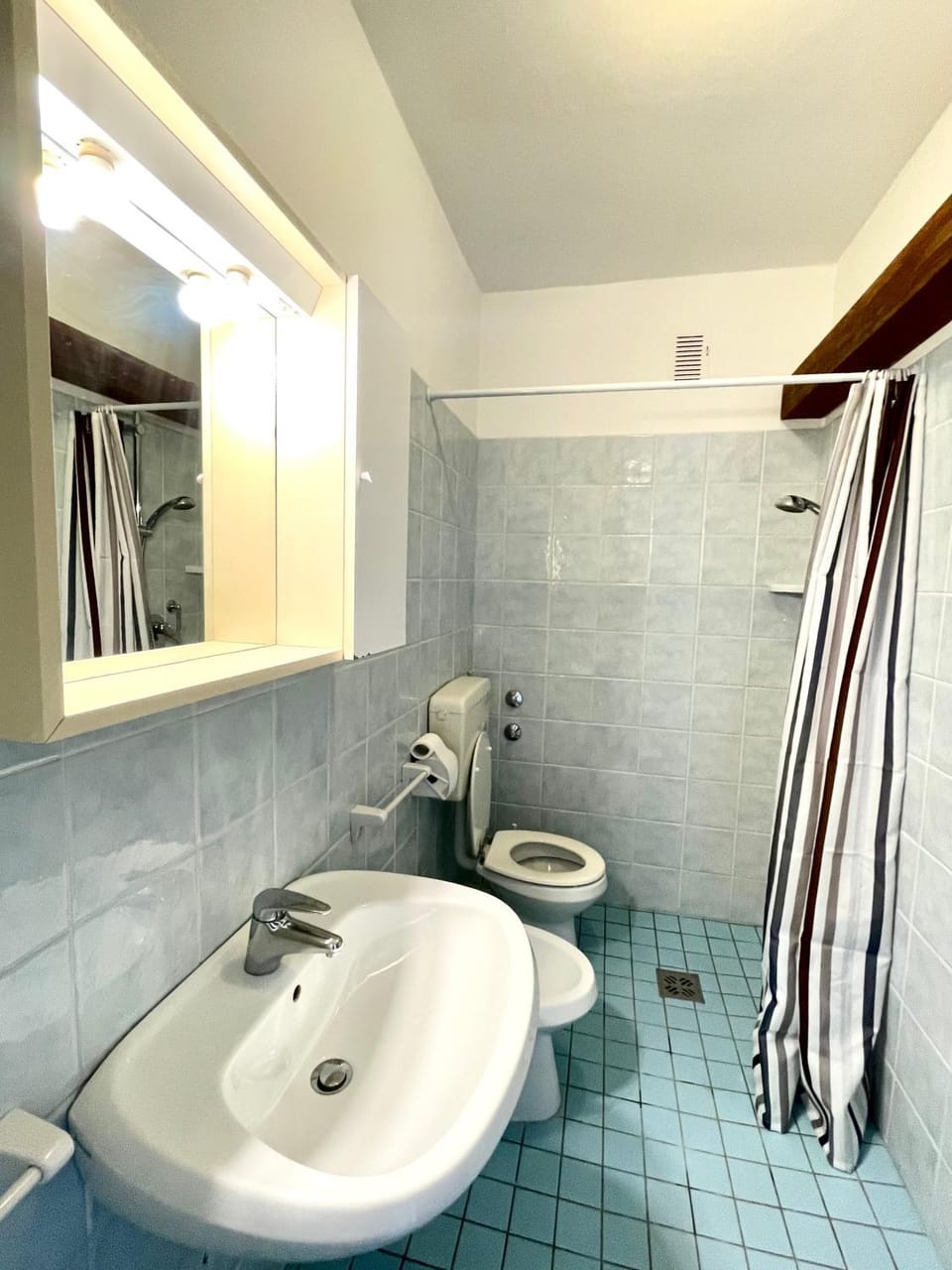 Toilet, Bathroom, bidet, towels