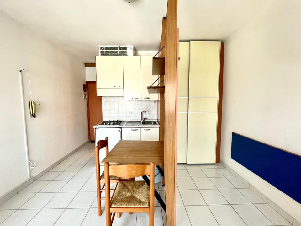 Kitchen or kitchenette, Dining area, stove, air conditioner