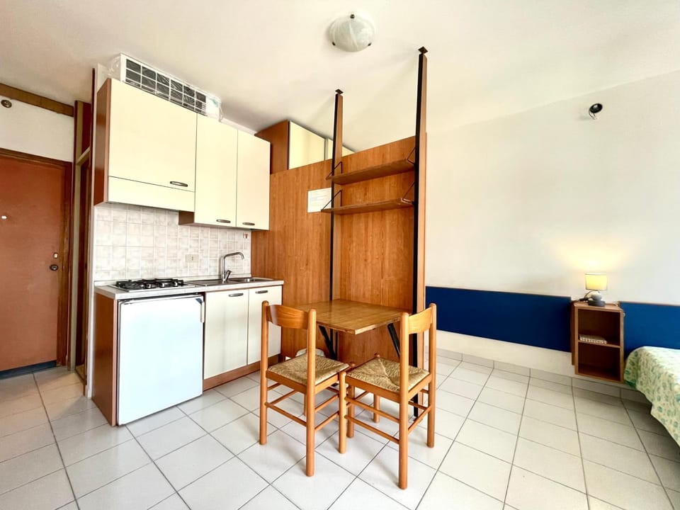 Kitchen or kitchenette, Dining area, stove