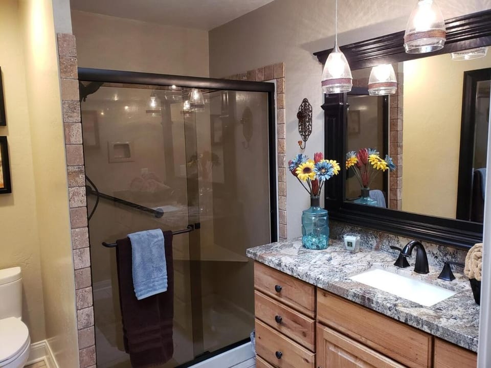 Robin's Red Rock Getaway Suite A House in Village of Oak Creek