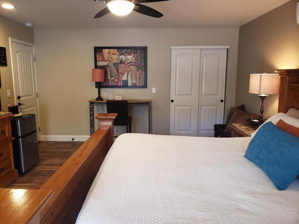 Robin's Red Rock Getaway Suite A House in Village of Oak Creek