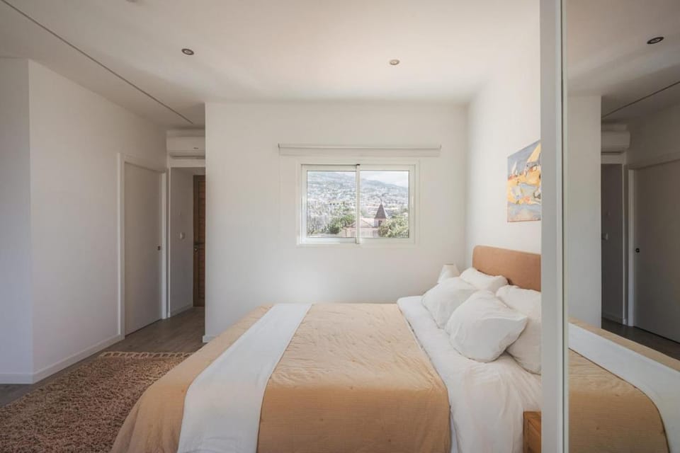 Madeira Rooftop Studio, Ocean & City View Apartment in Funchal