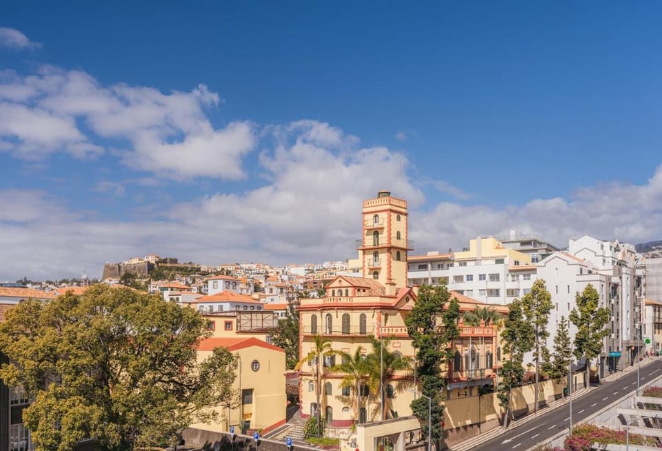Madeira Rooftop Studio, Ocean & City View Apartment in Funchal