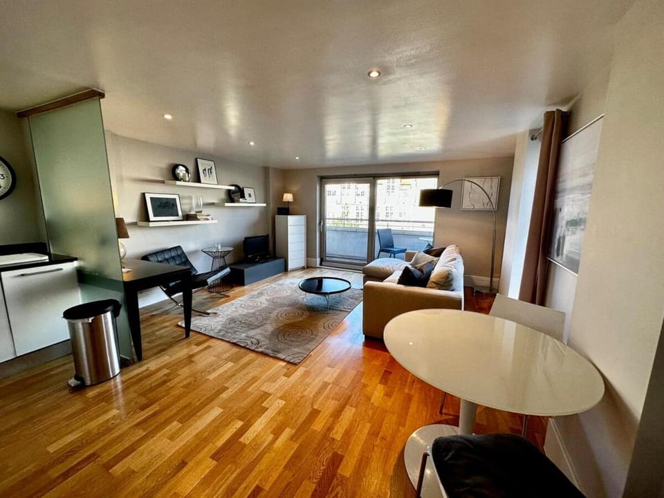 Luxury 1 bed flat with parking, Clapham Junction Apartment in London