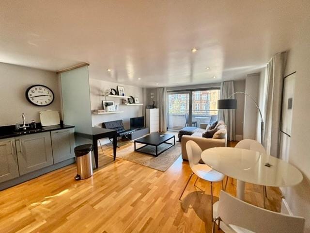 Luxury 1 bed flat with parking, Clapham Junction Apartment in London