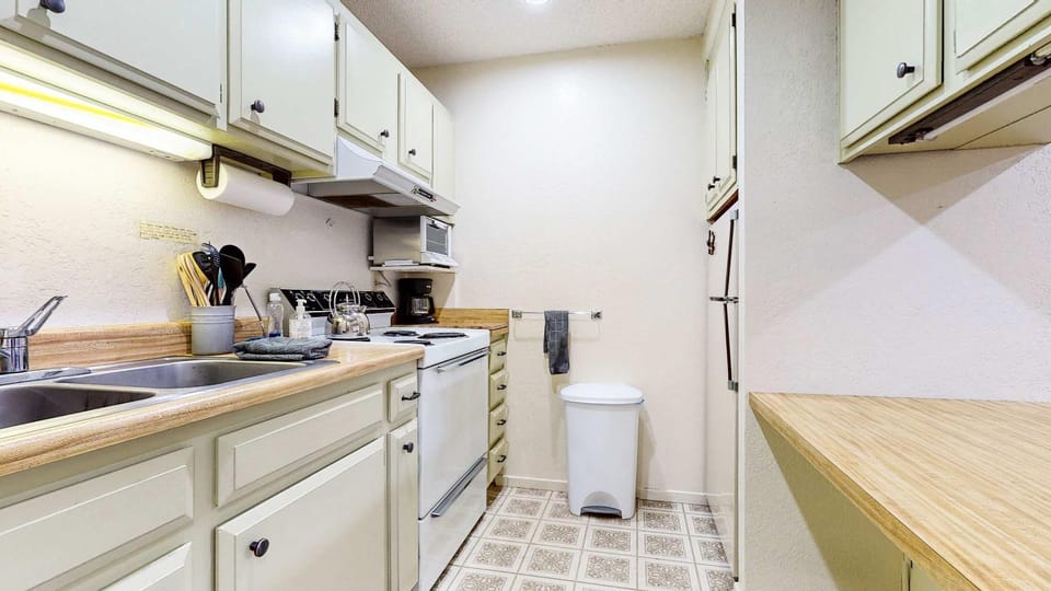 Cozy Condo for 4 Near Shuttle & Eagle Lodge House in Mammoth Lakes