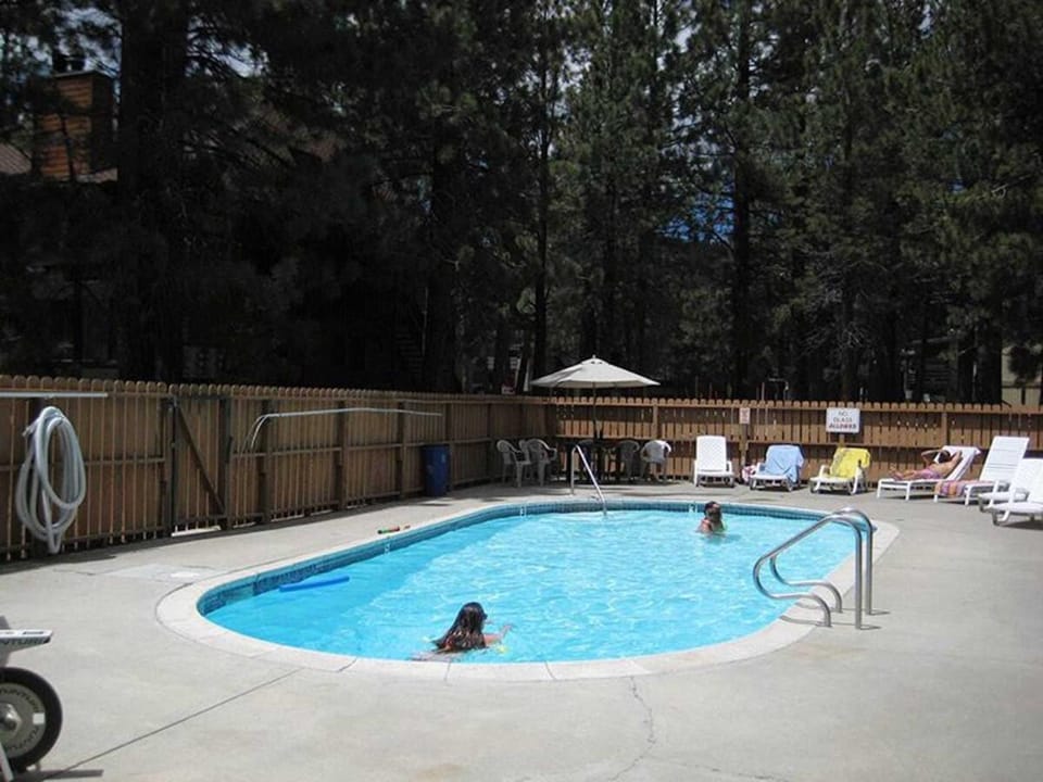 Cozy Condo for 4 Near Shuttle & Eagle Lodge House in Mammoth Lakes