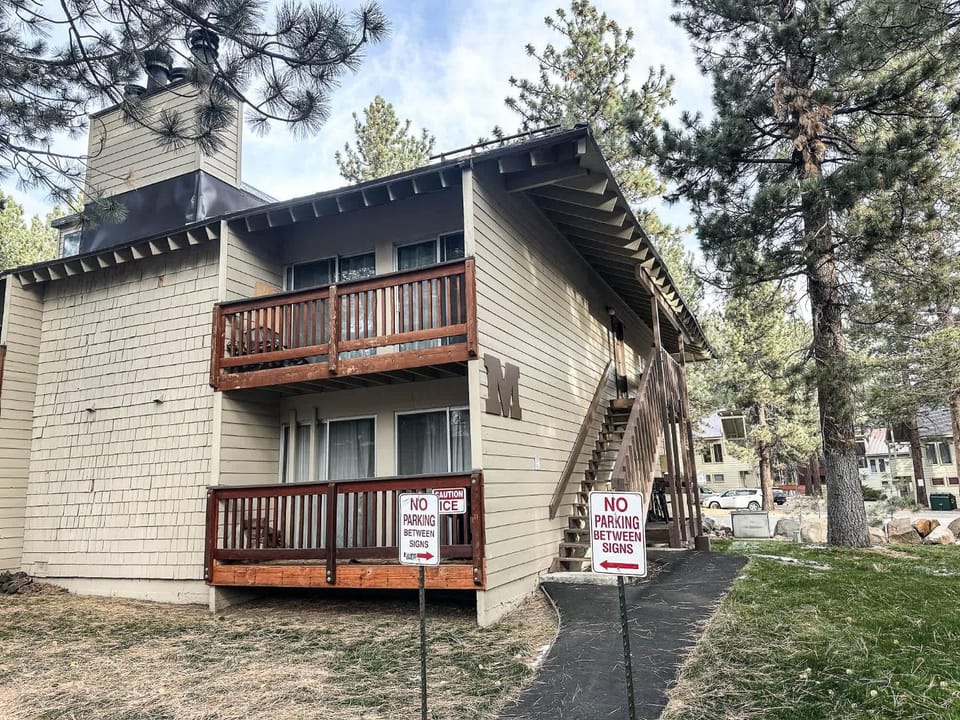 Cozy Condo for 4 Near Shuttle & Eagle Lodge House in Mammoth Lakes