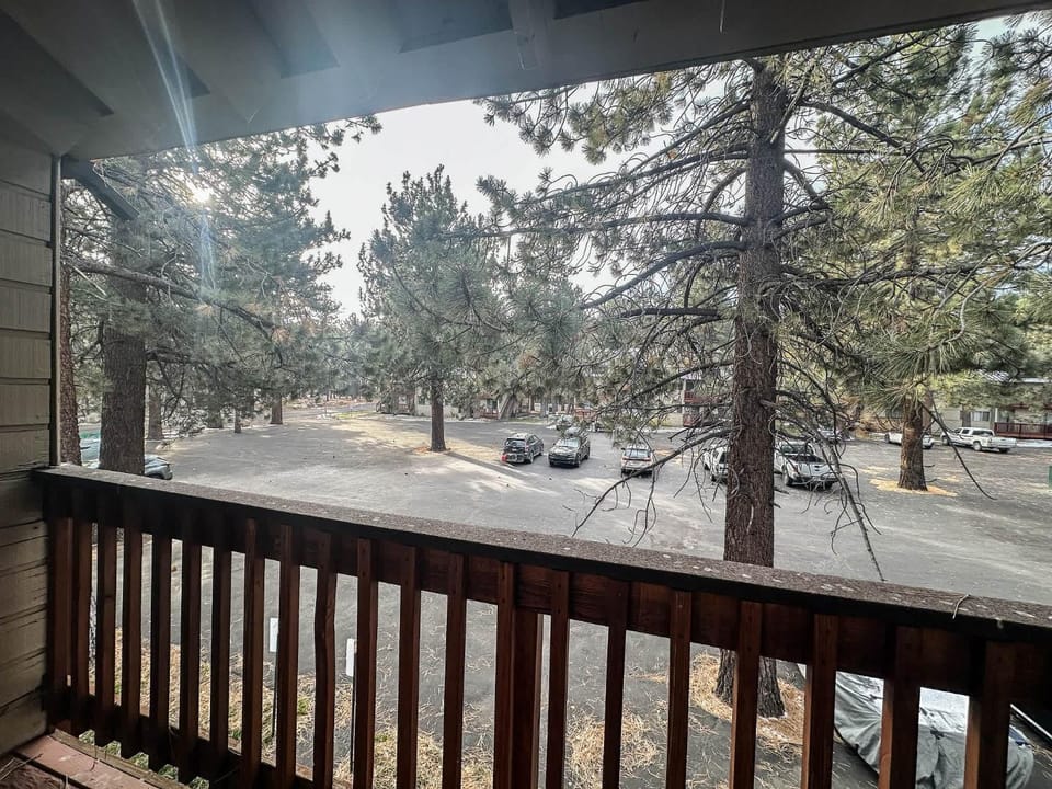 Cozy Condo for 4 Near Shuttle & Eagle Lodge House in Mammoth Lakes