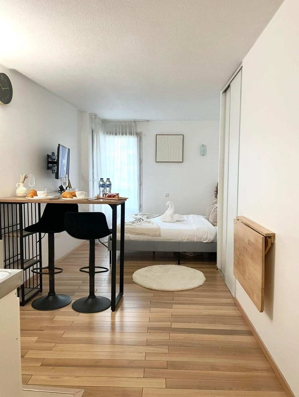 Photo of the whole room, Bedroom