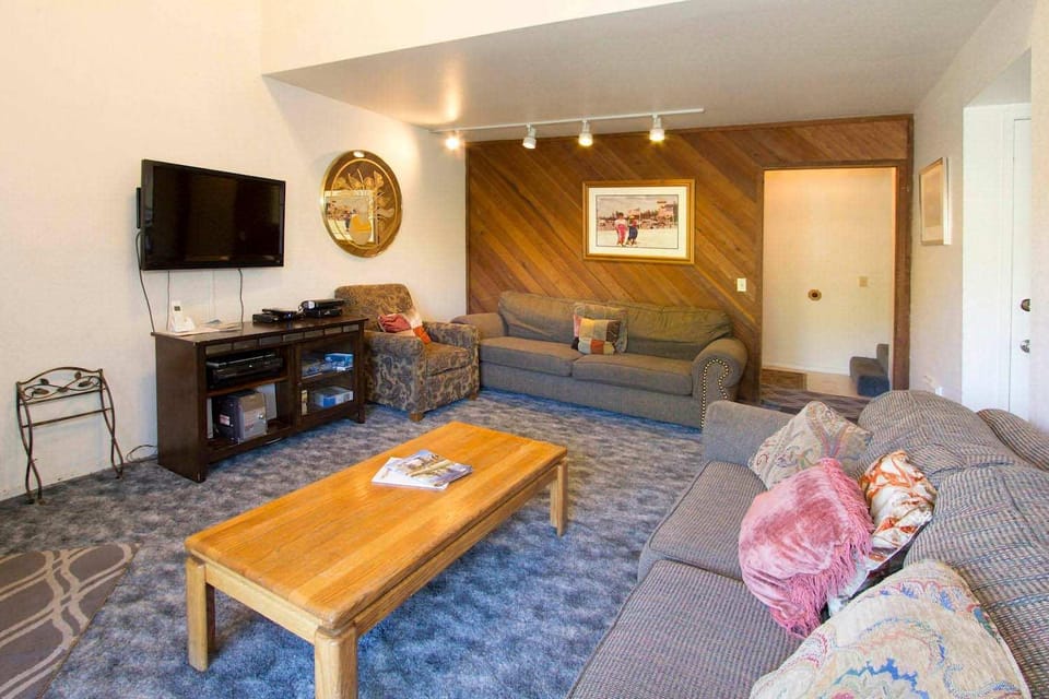 La Vista Blanc #22 - Near Shuttle BBQ & Pool House in Mammoth Lakes