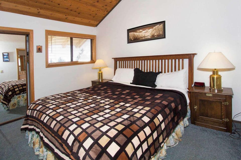 La Vista Blanc #22 - Near Shuttle BBQ & Pool House in Mammoth Lakes
