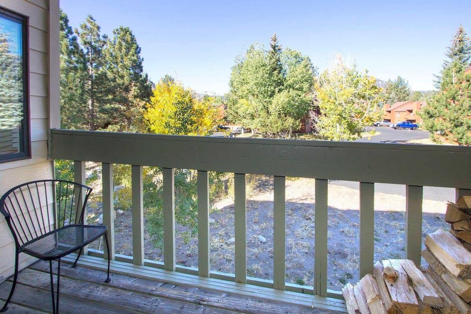 La Vista Blanc #22 - Near Shuttle BBQ & Pool House in Mammoth Lakes