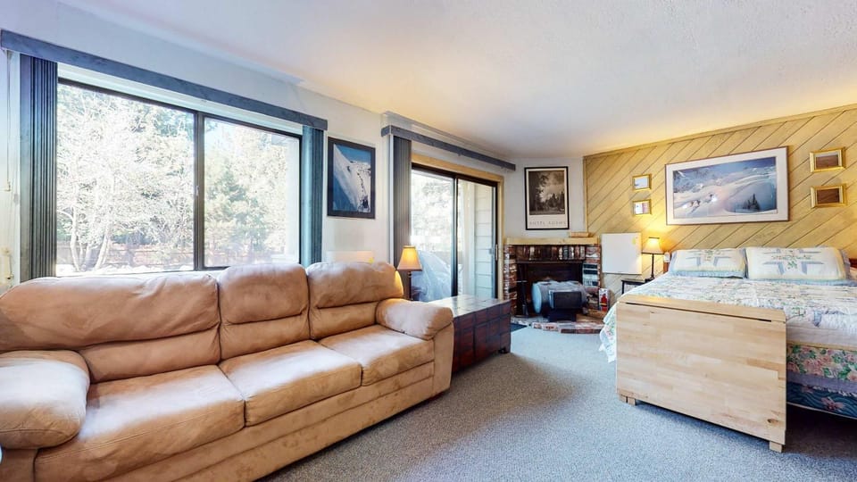 La Vista Blanc with Year-Round Mammoth Fun House in Mammoth Lakes