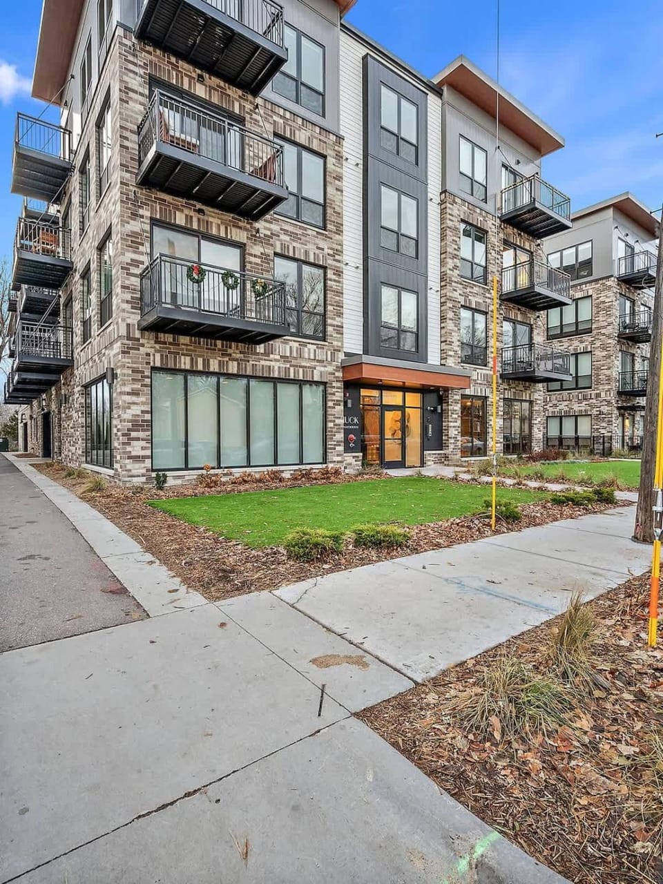 DT UMN 1 BD Gym Free Street Parking Rooftop Apartment in Minneapolis