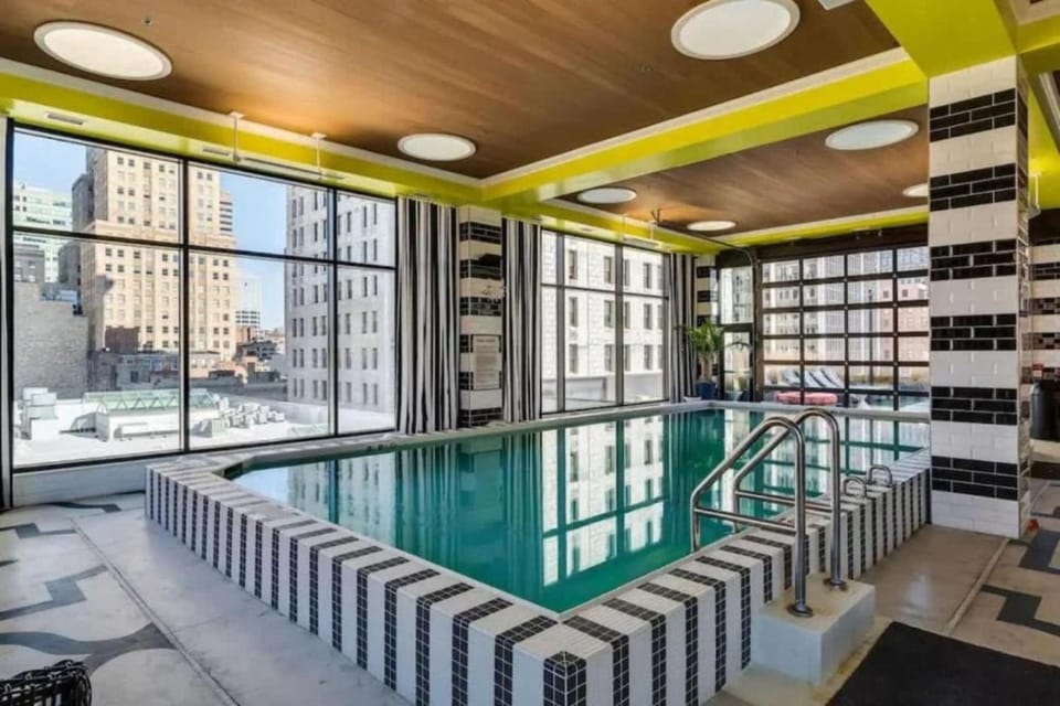 CBD OTR Pool Gym Free Parking 5 Mins to Stadiums Apartment in Cincinnati