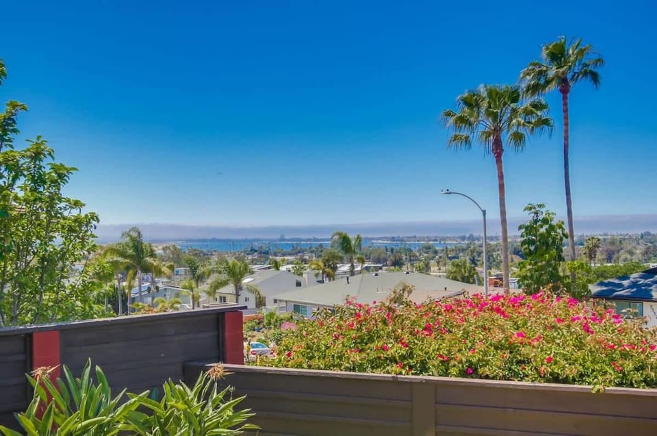 Bay Park Breeze - Minutes to Sea World, The Beach & Downtown House in Pacific Beach