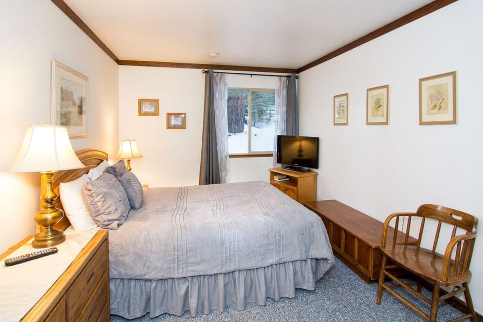 Mammoth Estates - 4 Seasons of Beauty with Accessible Amenities House in Mammoth Lakes