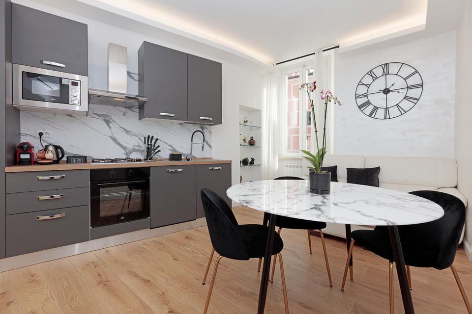 Kitchen or kitchenette, Dining area
